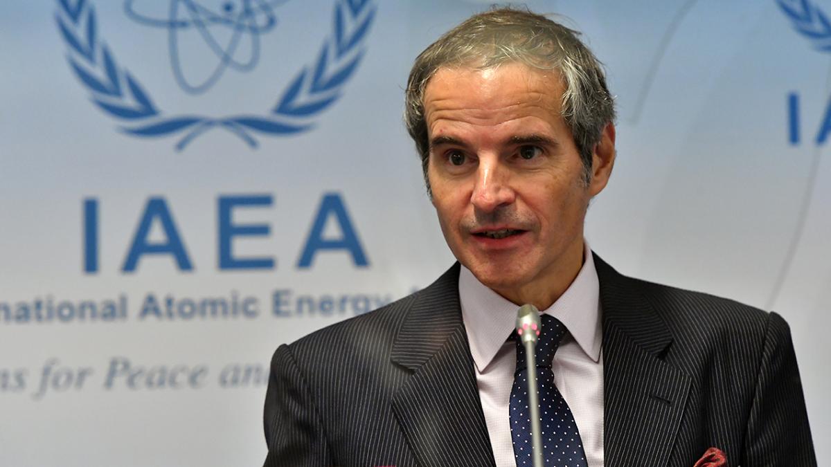 Kansainvälisen atomienergiajärjestön (IAEA) pääjohtaja Rafael Mariano Grossi lähikuvassa. Taustalla IAEA-järjestön sininen logo.