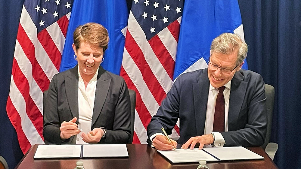 Katryn Huff (US, DOE) ja Riku Huttunen (FIN, TEM) allekirjoittavat rinnakkain ydinenergian MOU:ta