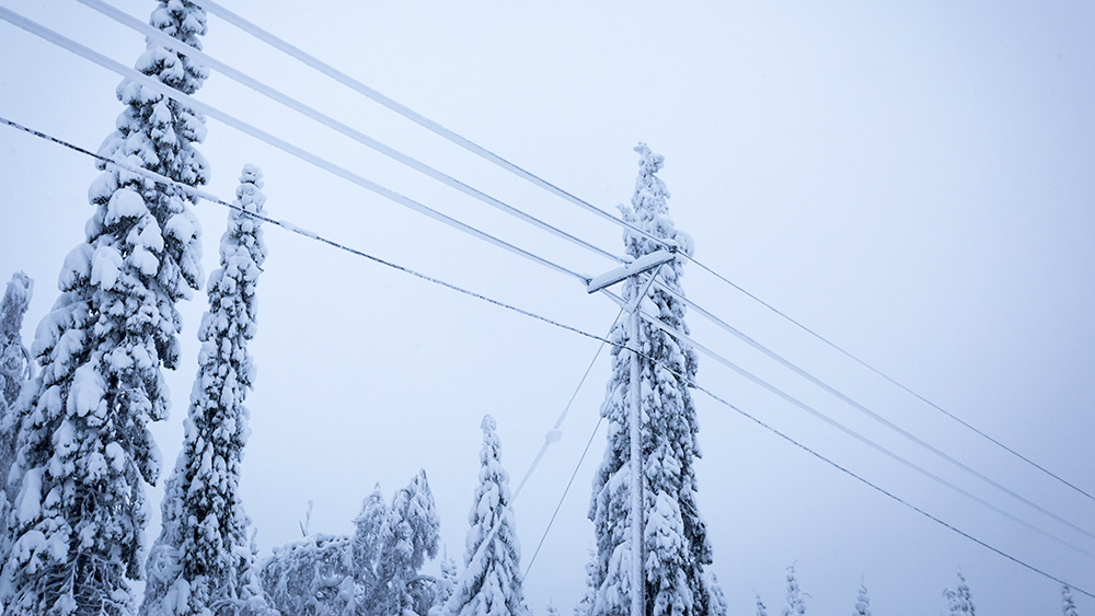 Luminen sähkölinja talvella korkeiden sähköhintojen aikana