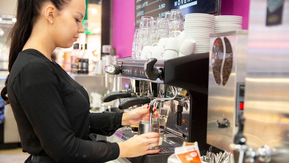 Nuori naisoletettu työntekijä työelämässä.