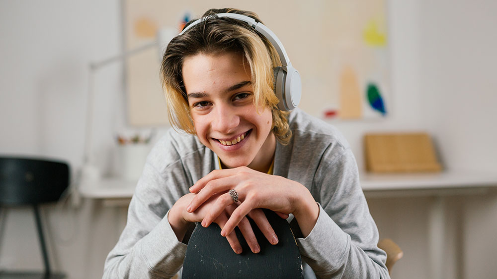 I bilden: En ung man funderar någonting med glad fasade.