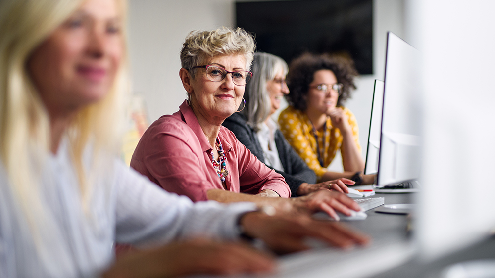 Personer som studerar med datorer