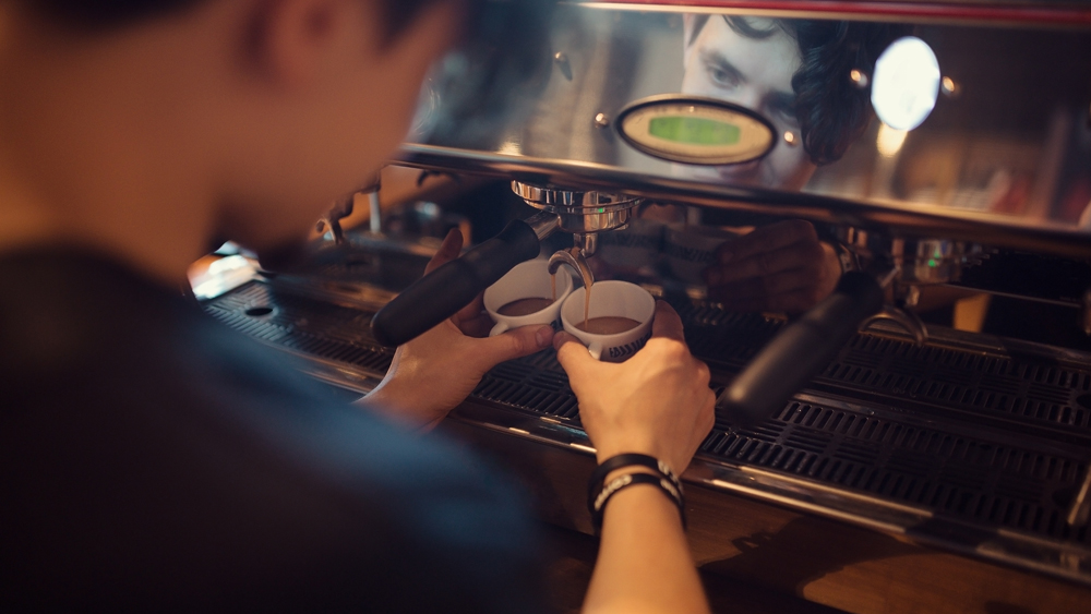 Kahvilatyöntekijä automaatilla