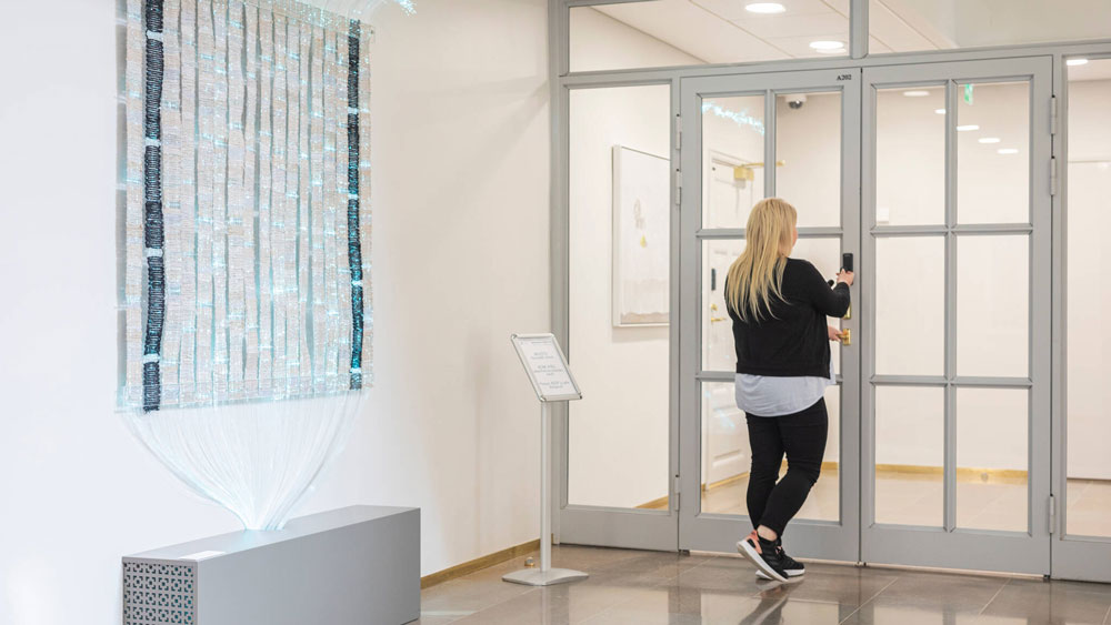 Kvinna i ANM:s korridor