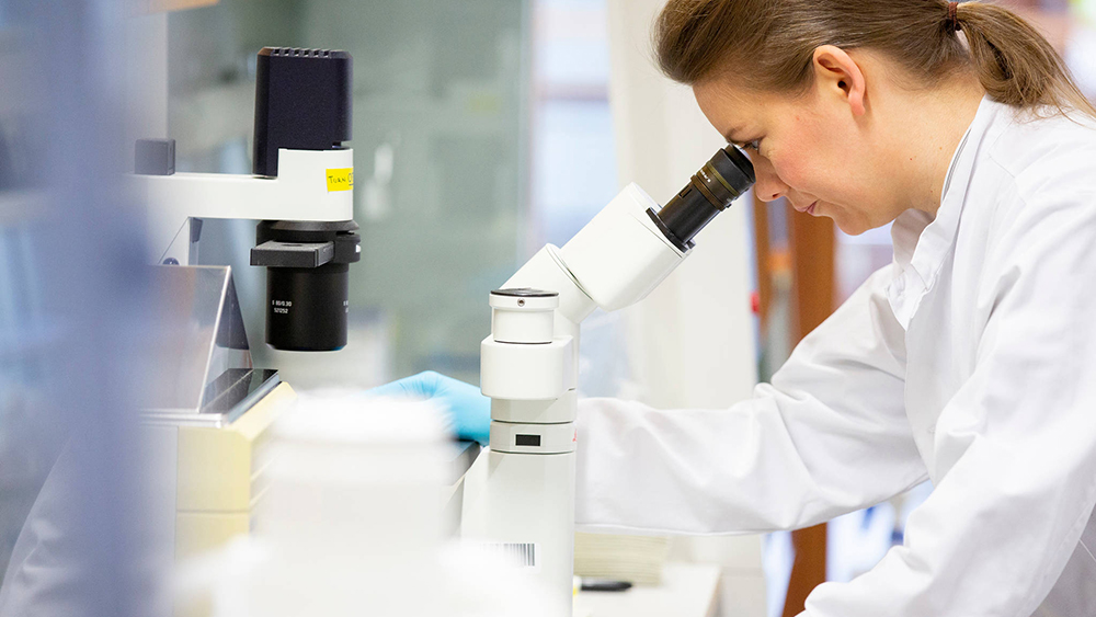 Tutkija laboratoriossa