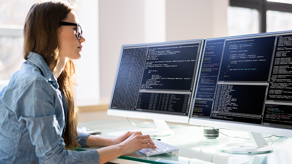 Nainen koodaa