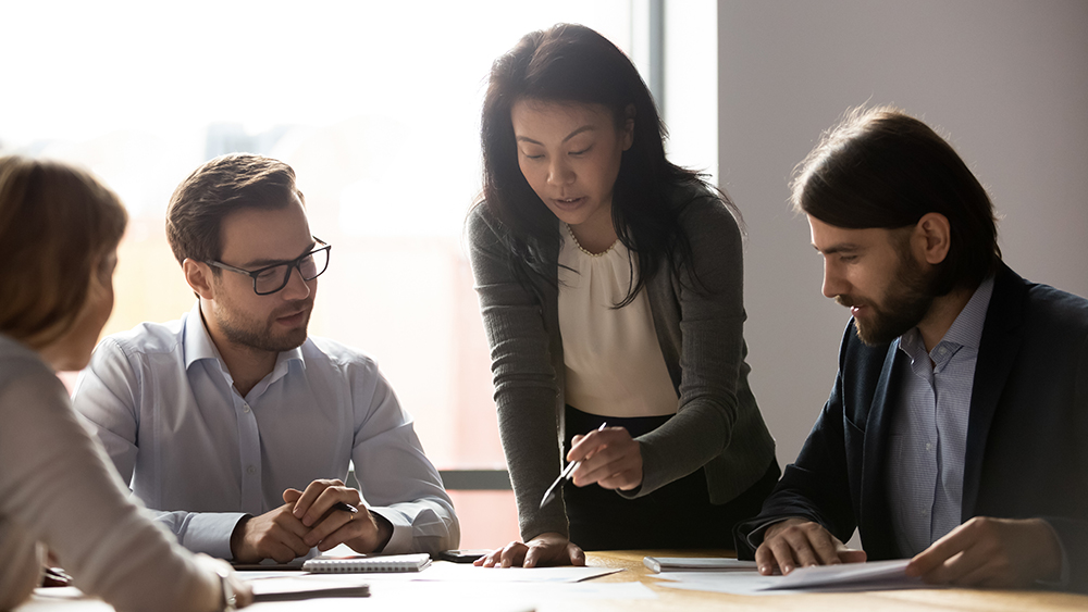Det internationella teamet diskuterar.