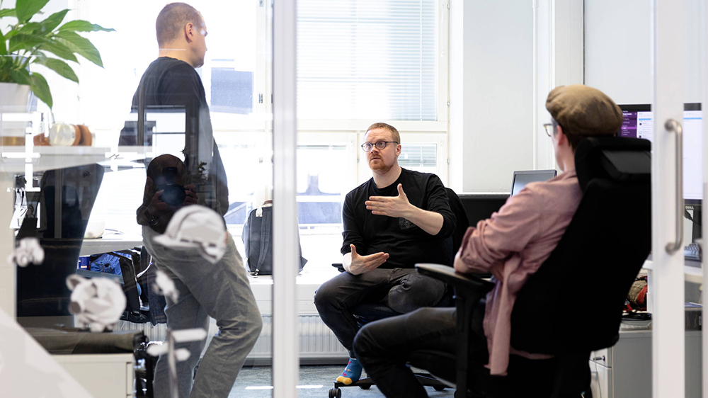 ihmisiä palaverissa