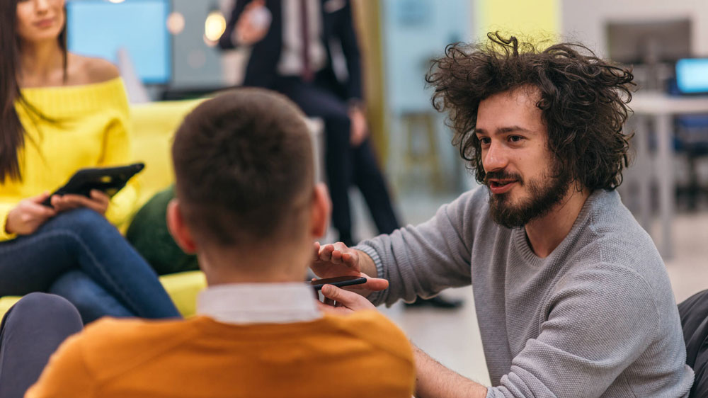 Några människor har en möte i kontormiljö.