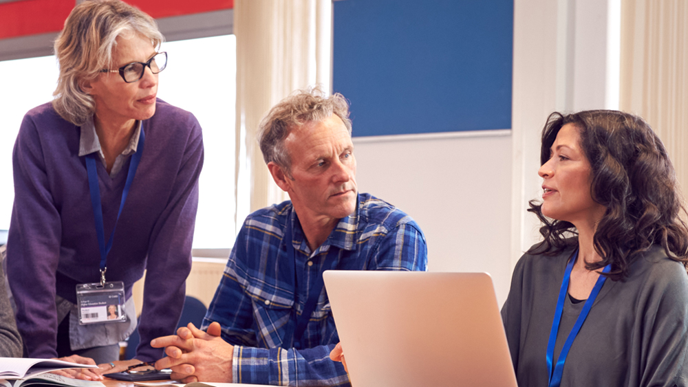 Kuvituskuva. Eri ikäisiä ihmisiä työpaikalla.