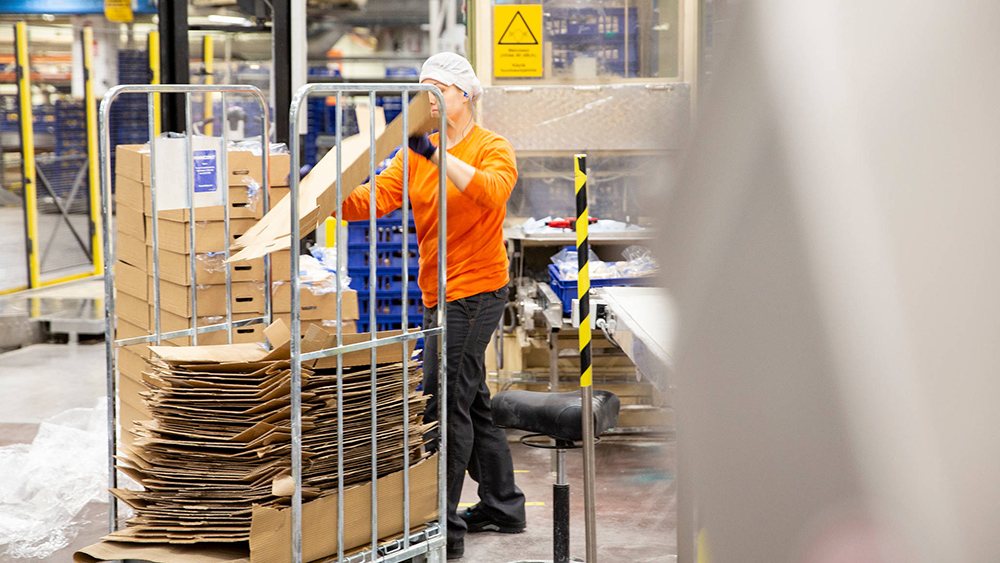 Personen arbetar i bageriets lager