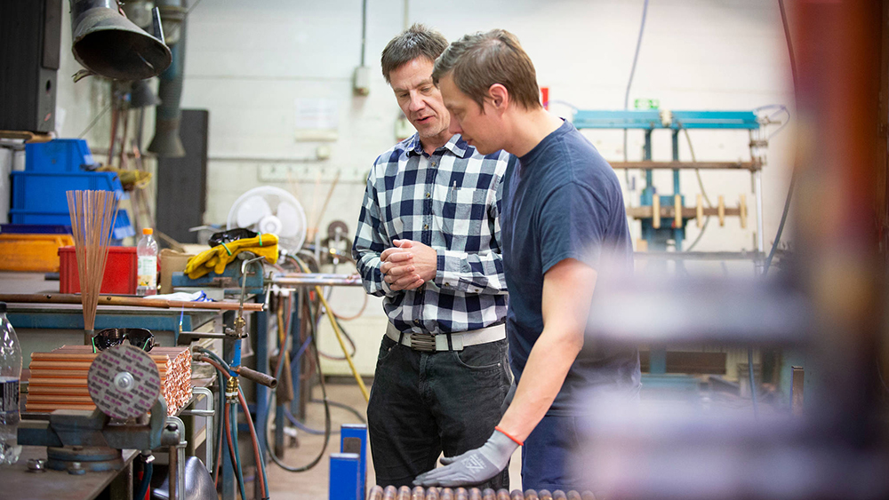 Arbetsgivare och arbetare diskuterar