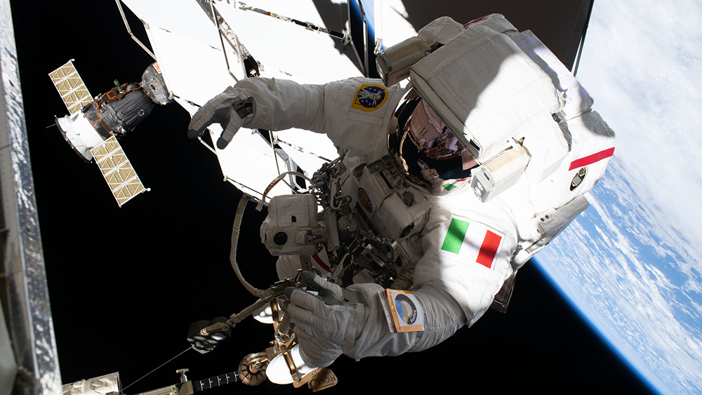 Astronautti avaruudessa