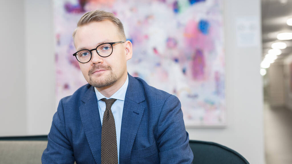 Kuvassa on elinkeinoministeri Mika Lintilän erityisavustaja Teppo Säkkinen.