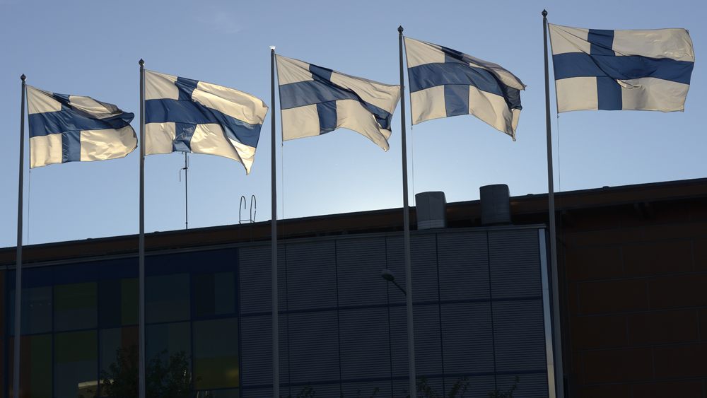 Viisi Suomen lippua lipputangoissa