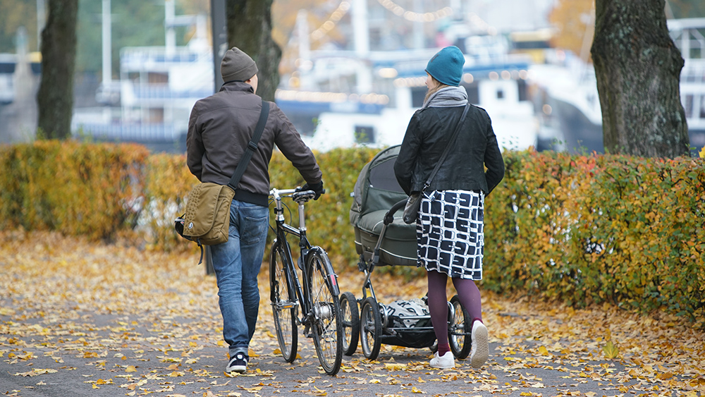 En familj åker på vägen.