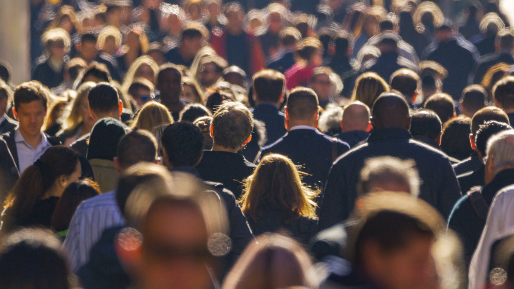 Photo: Många människor ute på torget.