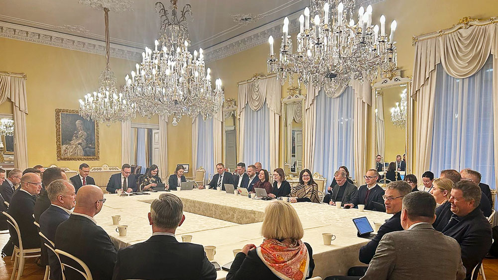 Meriteollisuuden pyöreä pöytä koolla työministeri Matias Marttisen johdolla Smolnassa 27. marraskuuta 2025.