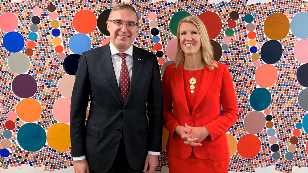 Ministerit Sari Multala ja Viron Anders Sutt rinnakkain yhteiskuvassa