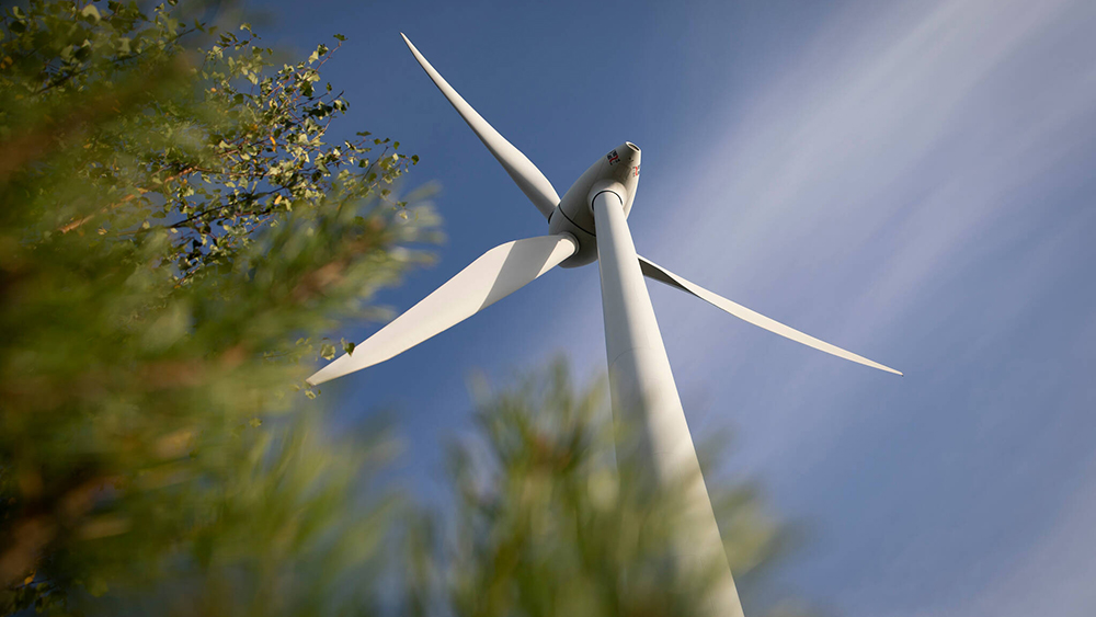 tuulivoimala alhaalta päin