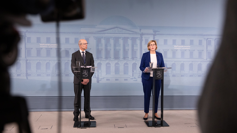 Arbetsminister Tuula Haatainen och överdirektör Antti Neimala från arbets- och näringsministeriet