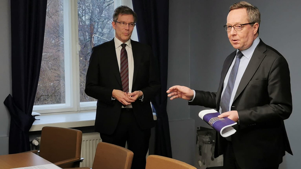 Osastopäällikkö Huttunen luovuttaa ministeri Lintilälle raportin.